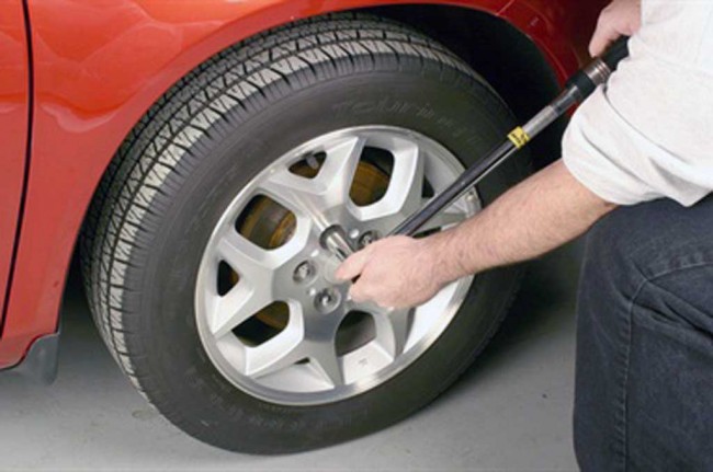 Pengencangan Baut Mobil tips merawat bumper mobil 6 Tips Merawat Bumper Mobil yang Paling Efektif Pengencangan Baut Mobil