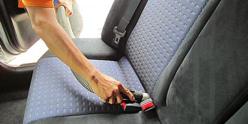 membersihkan interior mobil cara mengatasi mobil bau , tips mengatasi mobil bau 6 Cara Mengatasi Mobil Bau Paling Cepat dan Efektif yang Mudah Dilakukan membersihkan interior mobil